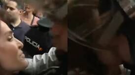 Policía denunció a mujer que le dio un beso “no consentido” en manifestación: pidió orden de alejamiento 