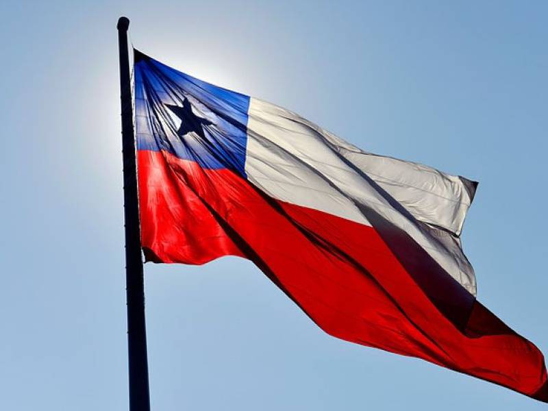 Puro Chile es tu cielo azulado...: Cámara Baja aprueba obligación de entonar himno nacional e izar la bandera en colegios