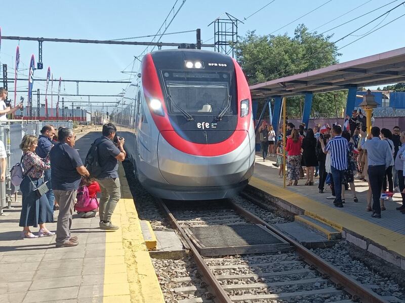 Este viernes comenzó a operar en Santiago el tren más rápido de Sudamérica: alcanza 160 kilómetros por hora
