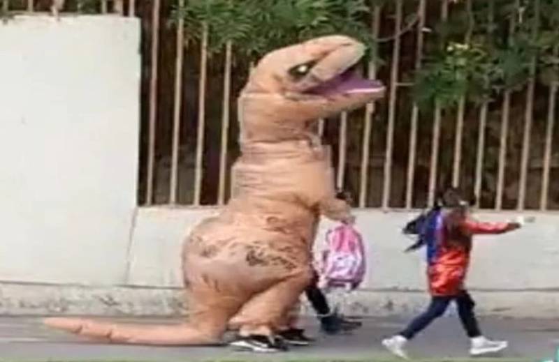 VIDEO] Papá Dinosaurio: Iquiqueño se disfrazó para demostrar a sus hijitas  que se puede vivir sin miedo – Publimetro Chile