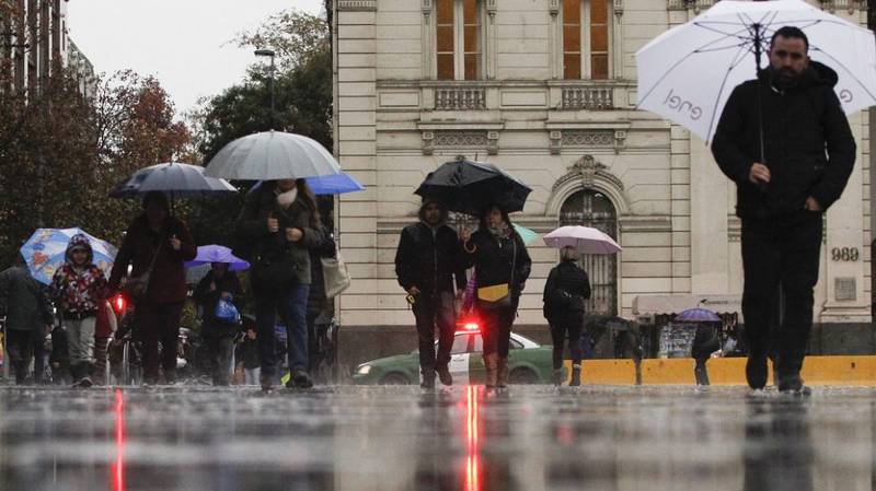 Lluvia en Santiago: aumenta cantidad de milímetros que caerán el domingo y se espera otro evento para el martes