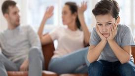 ¿Cómo afecta el estrés el comportamiento de los padres?