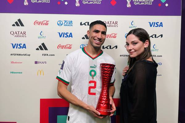 Presencia chilena en el Mundial: Kel Calderón le entregó el premio al mejor del partido a Hakimi