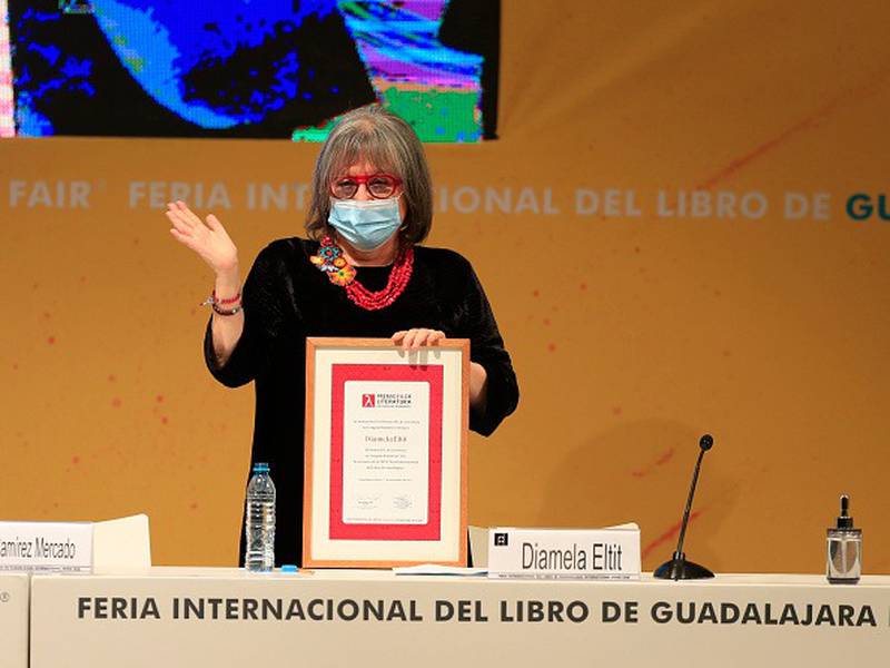 Escritora chilena hizo llamado a no votar por la extrema derecha en plena premiación internacional de Literatura