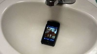 Alertan que usar el celular en el baño sería lo mismo a no lavarse las manos