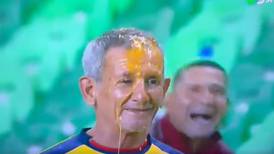 ¡Se le reventó un huevo en la cabeza! Le sucedió a un hincha mientras veía el Ecuador vs Venezuela en el Sudamericano Sub-20