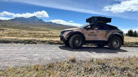 La expedición de vehículos eléctricos Pole to Pole cruza la línea del ecuador 