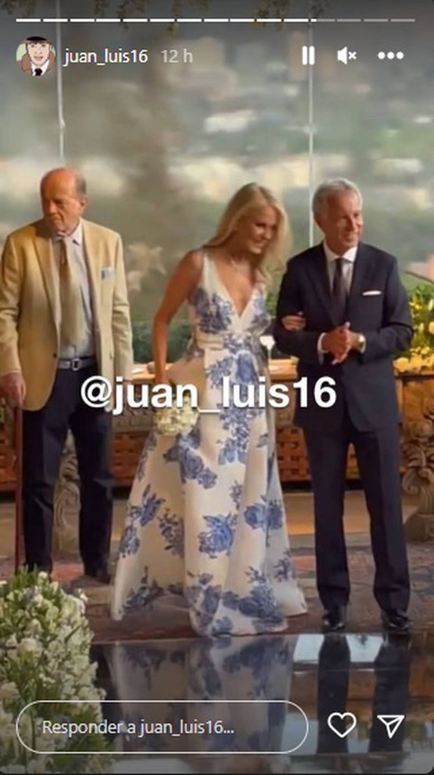 En las fotos, se puede ver a Cecilia luciendo un elegante vestido blanco con unos delicados detalles de flores azules.