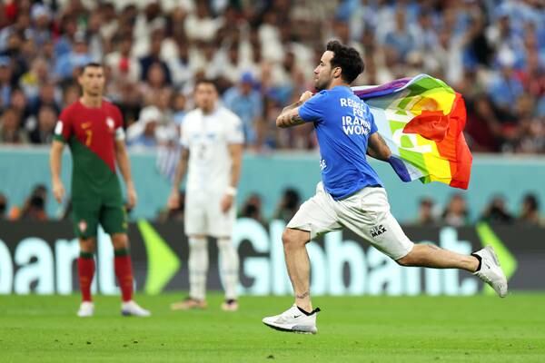 Sin miedo a nada: con bandera LGBT+ en mano, hincha invadió partido de Qatar 2022 