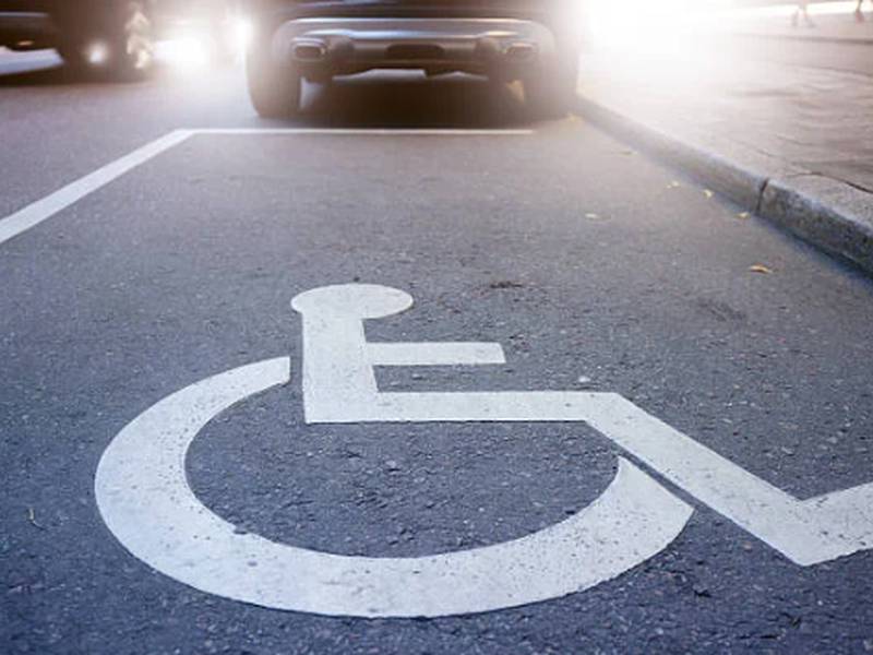 Guardia de supermercado fue atropellado por conductor con discapacidad y sufre amputación de sus piernas