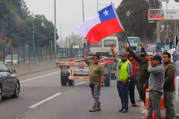 Paro de camioneros: Dirigentes “descolgados” logran acuerdo con la CPC y el Gobierno para deponer movilización