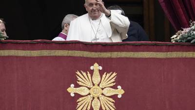 Papa Francisco arremete contra la industria armamentística y pide paz para el mundo en Navidad 