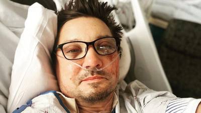 Jeremy Renner comparte foto desde el hospital tras el accidente que casi lo mata