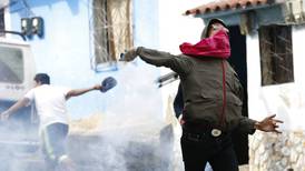 Represión en Caracas tras intento de alzamiento militar: disparan gases lacrimógenos contra manifestantes en Venezuela