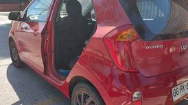 Insólito robo en un auto: Antisociales sustrajeron una mochila y se llevaron una de las puertas traseras