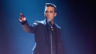 Robbie Williams detuvo una presentación por presentar problemas respiratorios