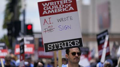 Abuchean a CEO de Warner por falta de pago a guionistas en plena huelga
