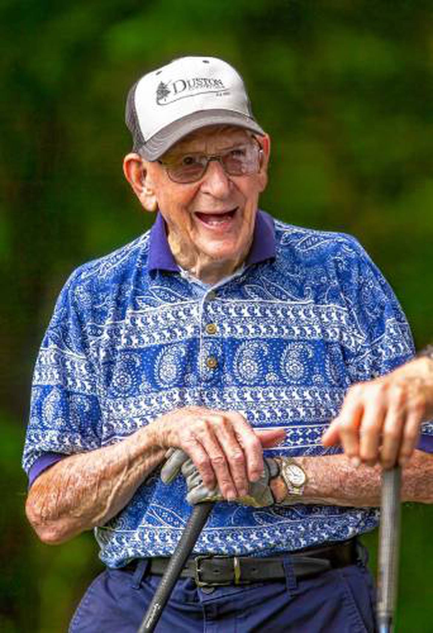Floyd Severance de 98 años, es un amante y practicante del golf.