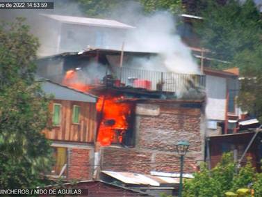 Registran gran incendio en casas del Cerro 18 de Lo Barnechea