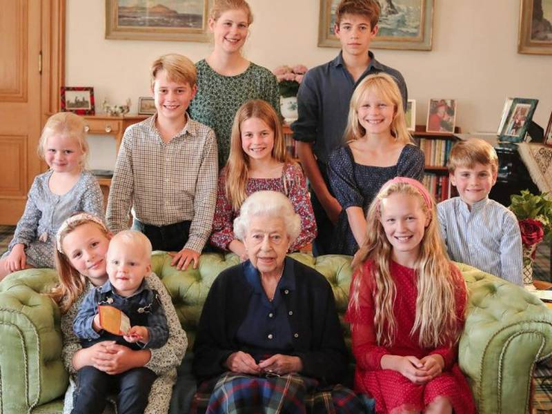 ¿Otra vez, Kate? Agencia dice que foto de Isabel II con sus bisnietos en 2022 fue editada digitalmente