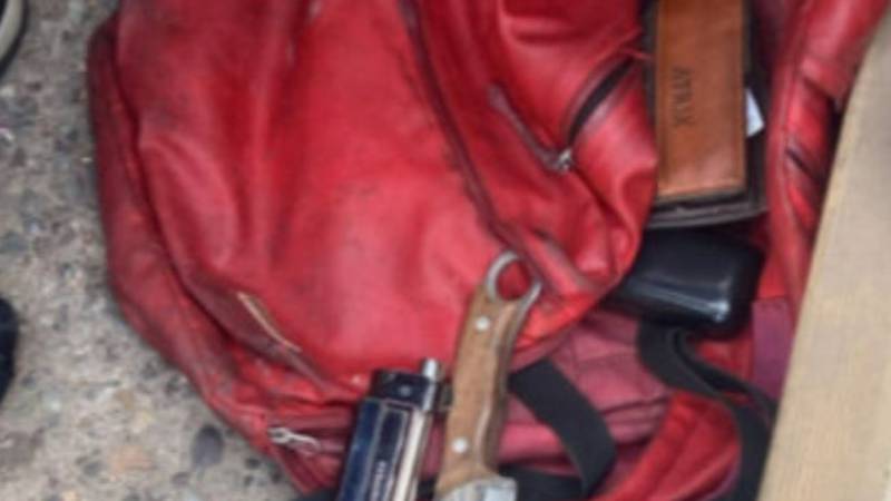 Andaba con arma y cuchillo: Detienen a sujeto acusado de grabar niñas en colegio en Maipú