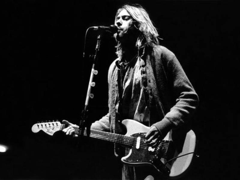 Se vendió por medio millón de dólares una guitarra rota en el escenario por Kurt Cobain