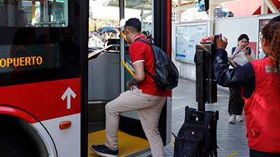 Anuncian aumento de tarifas en pasajes de buses RED y Metro desde este domingo: alza llegaría a los 20 pesos
