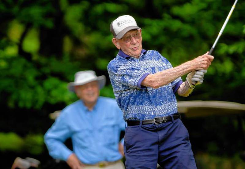 Floyd Severance, veterano de la Segunda Guerra Mundial, a sus 98 años se mantiene activo jugando al golf.