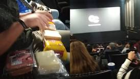 Joven fue captado preparando sándwiches de jamón y queso en la sala de un cine y el video se volvió viral