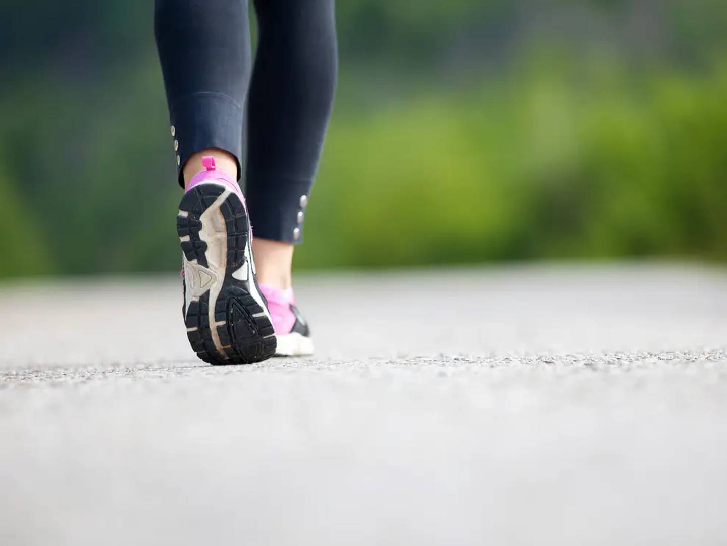 Además de hacer ejercicios, caminar todos los días ayuda a mantenerse saludable.