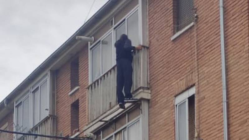 Sujeto quedó colgando del balcón de un edificio tras intentar entrar por la ventana a su departamento