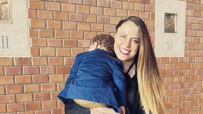 Rey León: Natalia Duco publica tierno video en RRSS de su hijo en primer acto escolar