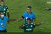 “Hincha” del Palmeiras ingresa a la cancha con un cuchillo y ataca a juveniles