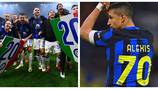 Alexis Sánchez celebra con el escudo de los 20 campeonatos de Inter su histórica marca de 21 títulos