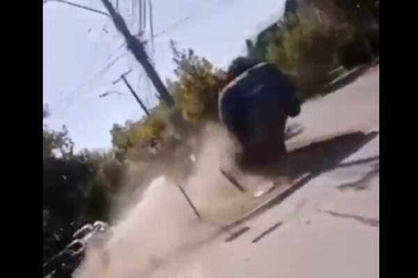 Chofer de camión provoca violento accidente tras persecución a supuesto “patas negras”