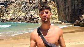 “Cómo es posible este suceso”: Tiktoker español se graba desnudo en playa y la sombra lo echa al agua