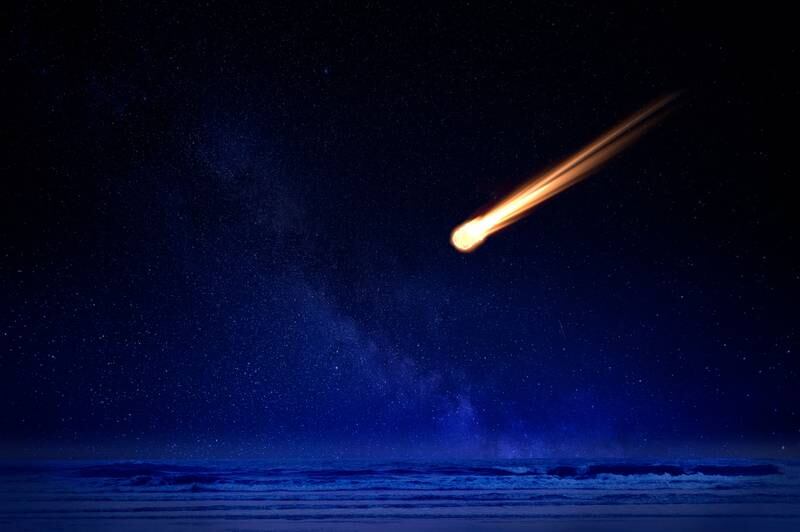 Ilustración genérica de un meteorito cayendo sobre el mar.