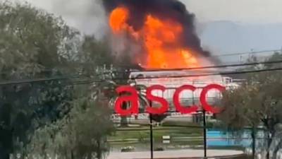 Incendio de grandes proporciones se registra en planta de Gasco en Maipú: fuertes explosiones 