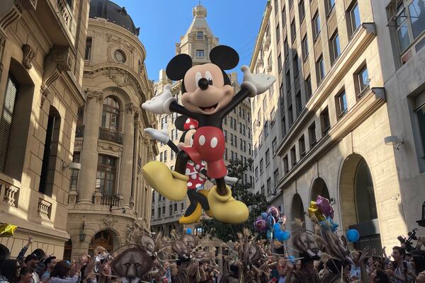 De Mickey a Spider-Man : Los 10 queridos personajes que desfilarán en el Paris Parade 2023