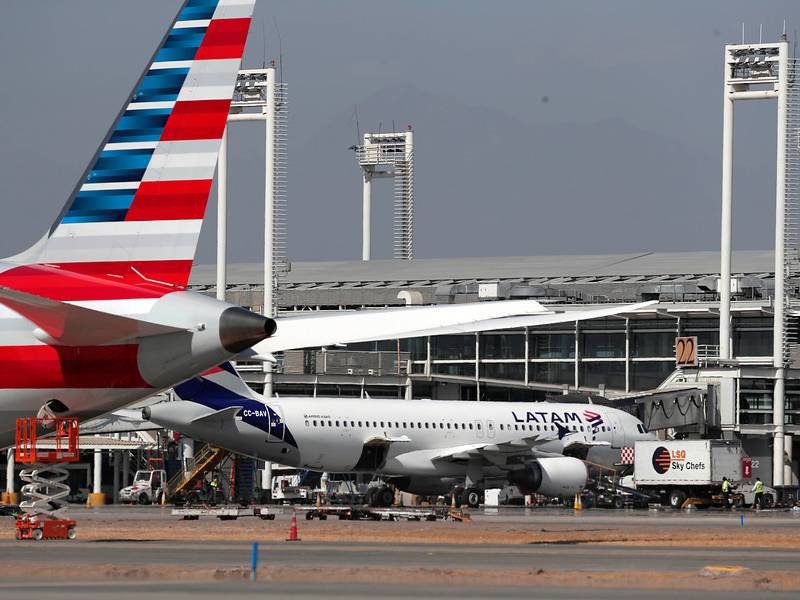 Evacuaron avión: Detienen a sujeto que amenazó con falsa bomba en el aeropuerto de Santiago
