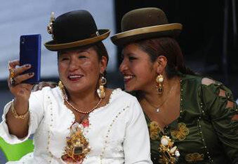 Polleras, sombreros joyas: colorido desfile de modas homenajear la tradición aymara las cholitas bolivianas – Publimetro Chile