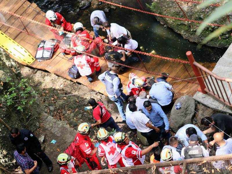 Varios heridos tras colapso de puente colgante en México 