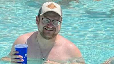 Hombre se va de vacaciones y se encuentra a su doble en la piscina: la foto se volvió viral