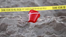 Niña de 7 años muere después de quedar enterrada en un hoyo que cavó en la playa