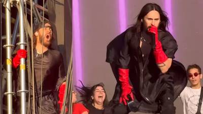 Hasta trepó: Jared Leto causa furor en Lollapalooza tras subir a sus fans al escenario 