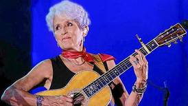 Joan Báez y 86 años de eterna rebeldía: del reinado en la canción protesta a sus confesiones ante la pantalla