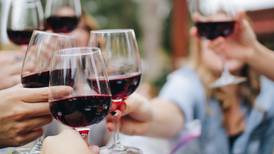 Todo mal: beber una copa de vino al día no evitará una muerte prematura