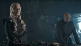 Emilia Clarke se tatúa a sus “hijos dragones” de Game of Thrones