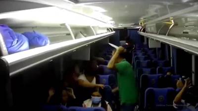 Bandidos: Estos hombres se hicieron pasar por pasajeros de un autobús para asaltarlo