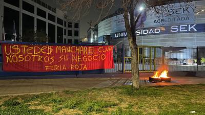 Barra de Unión Española ahora protesta con barricadas en la Universidad SEK: “¡Ustedes manchan el club, nosotros su negocio!”